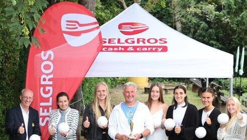 Markenbanner am Tennisplatz