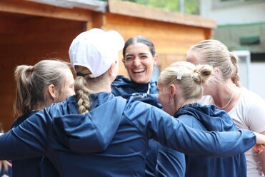 Historische Teamfotos und Pokale