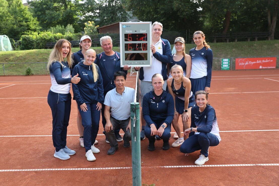 Partnerschafts-Handshake am Tennisplatz