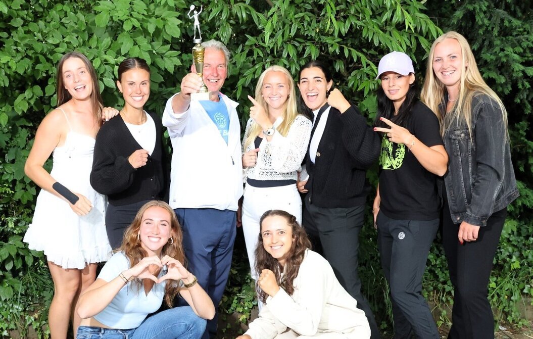 Archivfoto der Saison 2024 mit Pokal