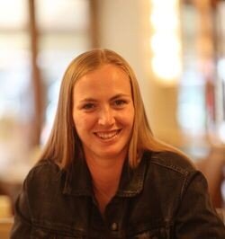 Spielerin E mit Topspin auf Sand