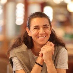 Spielerin F am Netz beim Volley