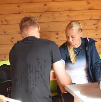 Jubelnde Damenmannschaft nach knappem 5:4 Sieg