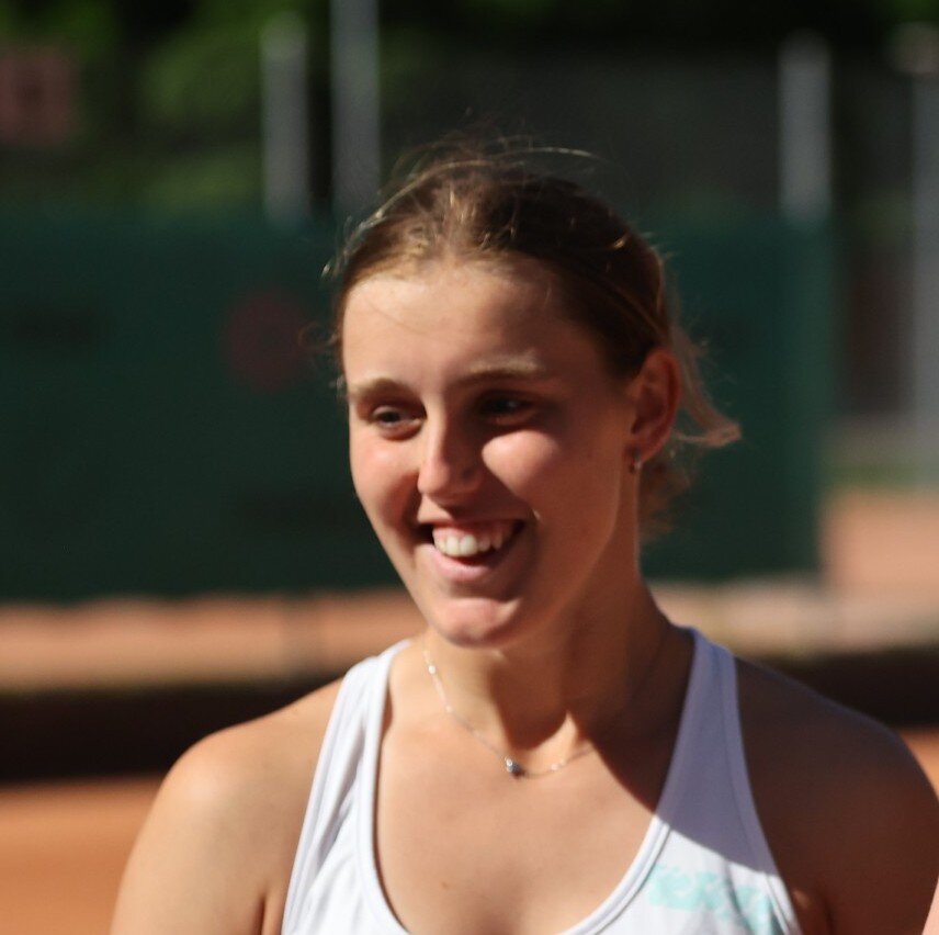 Spielerin C läuft zur Rückhand