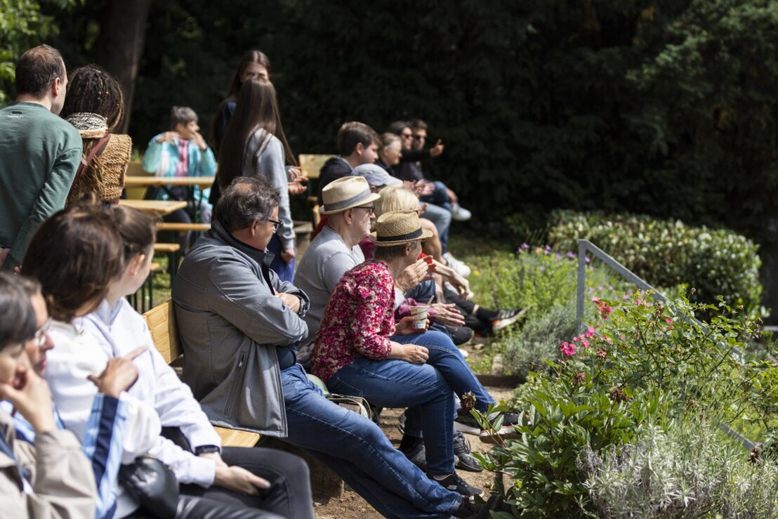 Junge Fans jubeln auf der Tribüne