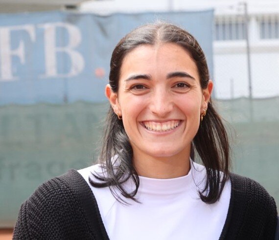 Spielerin B in Vorhand-Action