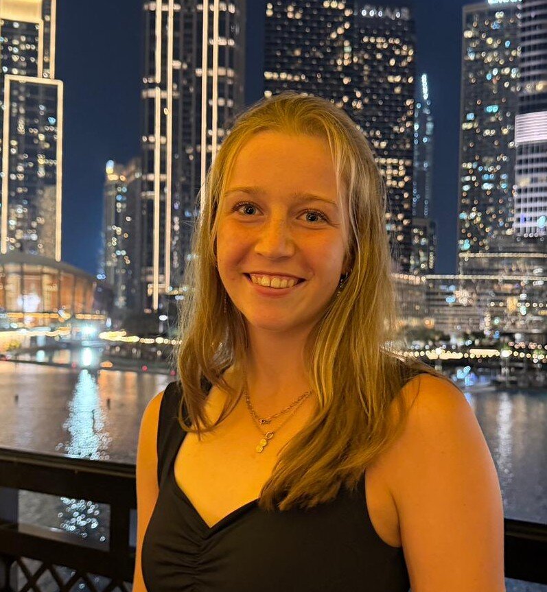 Spielerin A beim Aufschlag